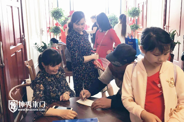 重庆坤秀木门：怀化专卖店乔迁大吉